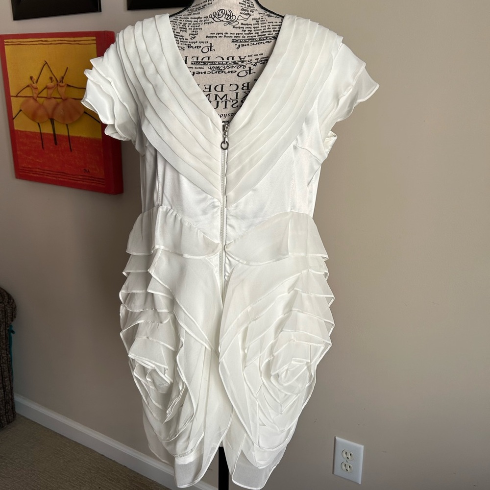 Stunning White Layered Mini Dress. Full zipper on the front.